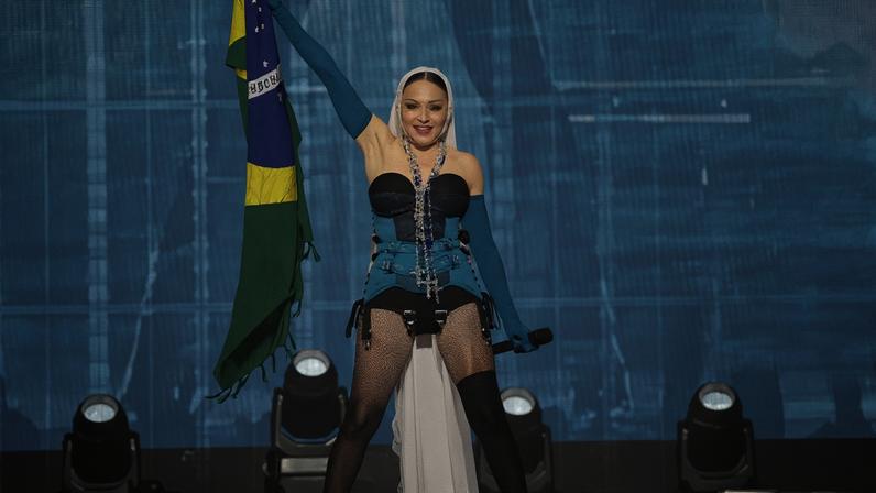Madonna com a bandeira do Brasil durante apresentação em Copacabana, no Rio de janeiro