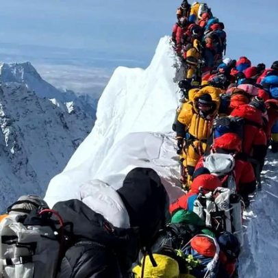 Recorde de alpinistas no Everest gera fila no cume; veja vídeo