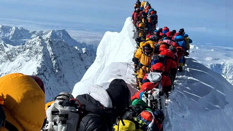 Fila de montanhistas aguardando para alcançar o cume do Monte Everest, no Nepal (Narendra Shahi Thakuri/picture alliance/Getty Images)