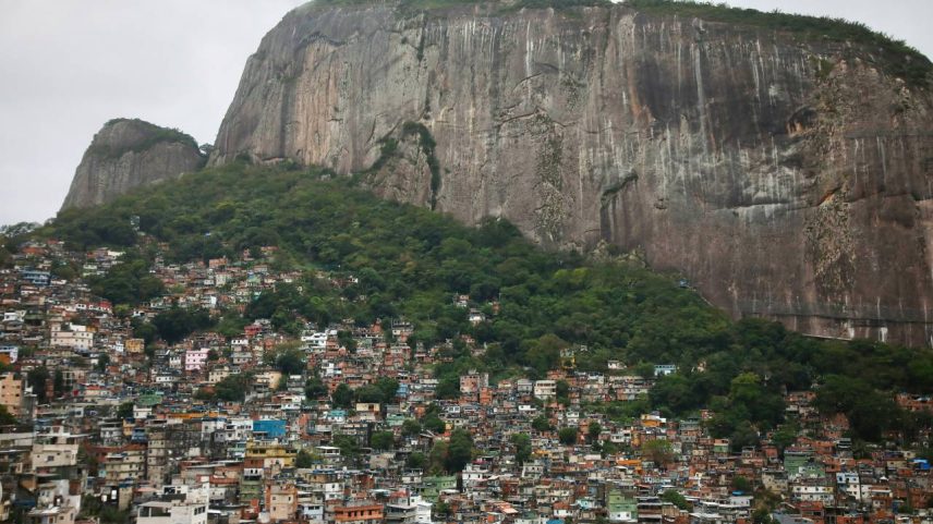 Vista aérea da favela da Rocinha,, na Zona Sul do Rio: cidade é cercada por encostas