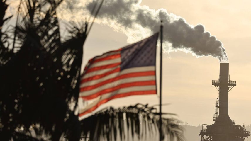 Uma bandeira dos Estados Unidos tremula nas proximidades de uma refinaria de petróleo em Wilmington, na Califórnia, em 19 de novembro de 2024