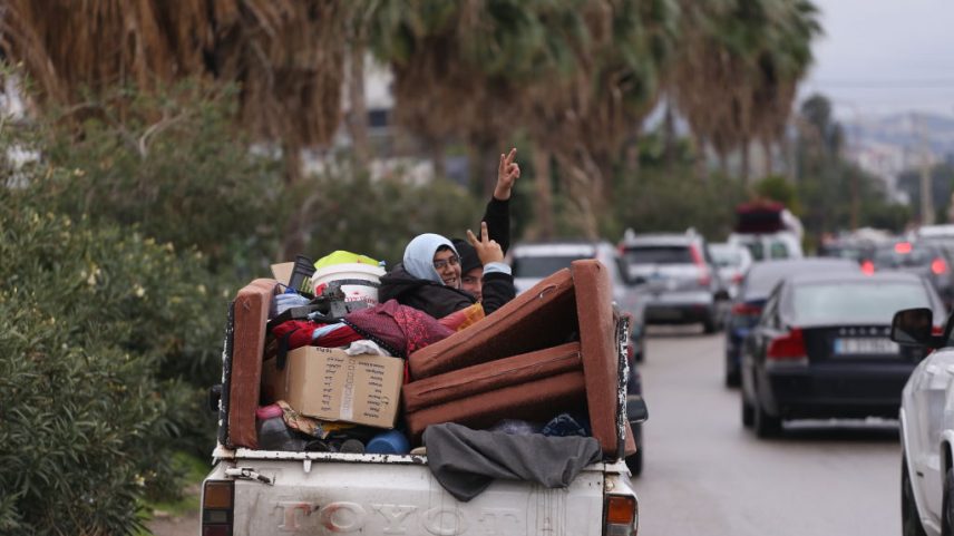 Moradores deslocados do sul do Líbano retornam para suas casas de carro após o acordo de cessar-fogo entre Israel e Líbano. 17/04/2026 - (Mohammad Abushama/Anadolu/Getty Images)