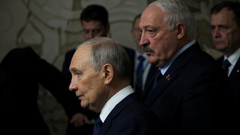 Imagem colorida mostra Vladimir Putin e Aleksandr Lukashenko - Metrópoles