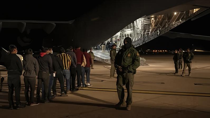 Agentes da Alfândega e Proteção de Fronteiras dos EUA orientam imigrantes a embarcarem em aeronave