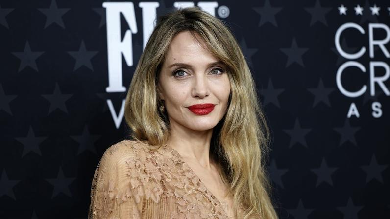 Imagem colorida da atriz Angelina Jolie em um tapete vermelho em 2025 — Metrópoles