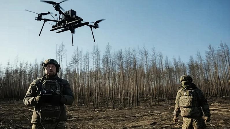 Soldados ucranianos da Brigada Presidencial Independente testam um drone na região de Donetsk, Ucrânia
