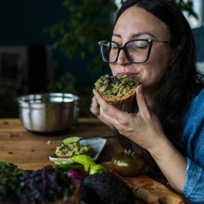 Cinco truques mentais para comer melhor sem sofrer na dieta