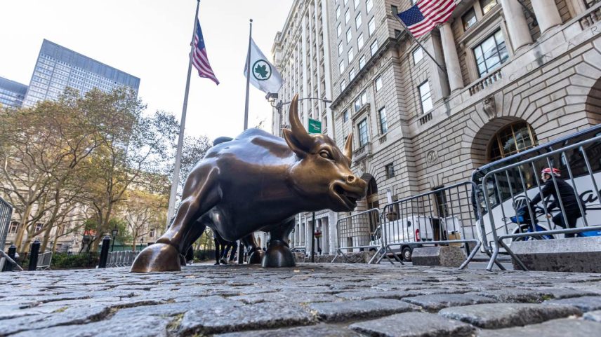 Segundo o Goldman Sachs, esse nível recorde amplia a relevância dos fluxos internacionais para o comportamento das bolsas americanas, uma vez que a presença estrangeira no mercado está acima da média histórica.
