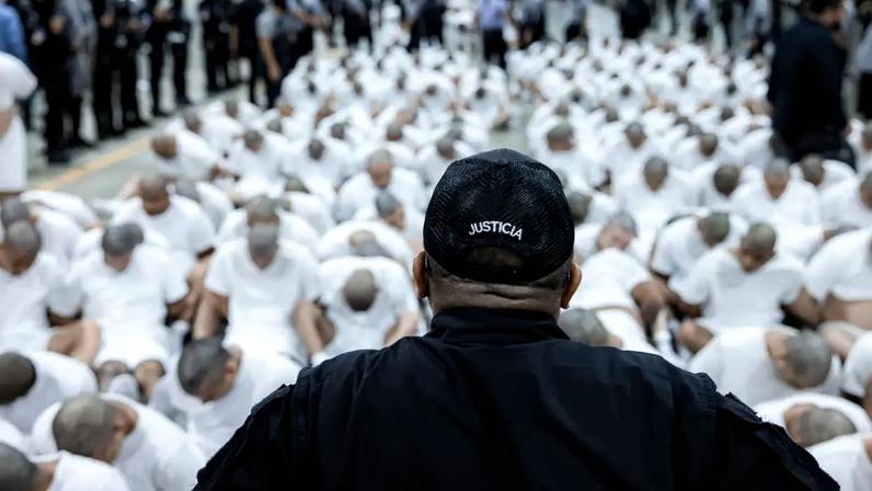 Mais de 250 supostos integrantes do Tren de Aragua foram deportados dos EUA para El Salvador.