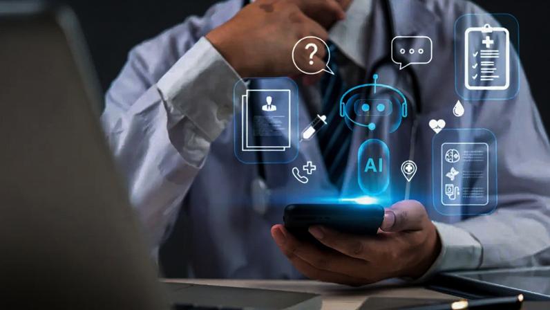 Na palma da mão: médico utiliza ferramenta de IA para auxiliar em diagnósticos e outras funções (Hirun/Getty Images)