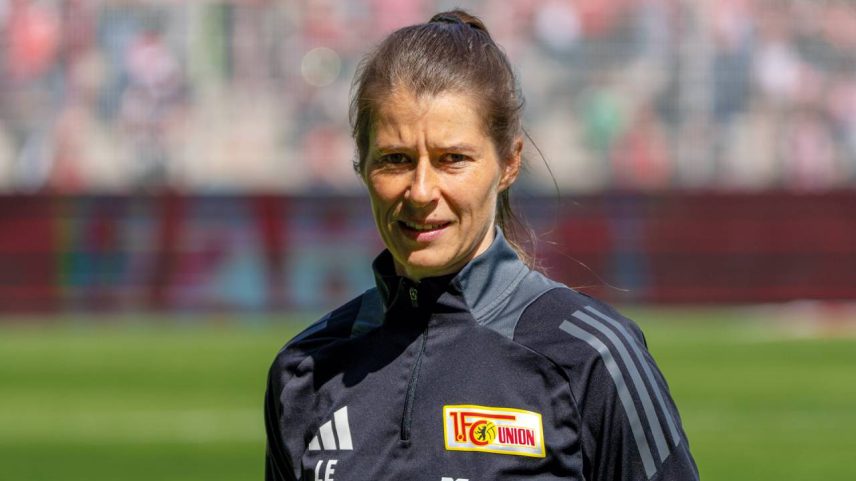 CONCENTRADA - A ex-jogadora e hoje treinadora: focada no trabalho em campo