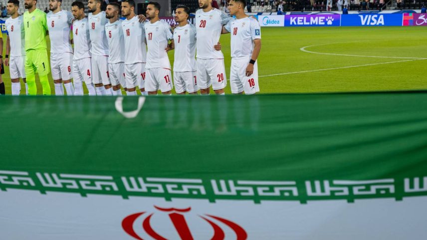 Jogadores do Irã se posicionam para ouvir o hino nacional antes da partida entre Catar e Irã, pelas Eliminatórias Asiáticas da AFC para a Copa do Mundo da FIFA 2026, no Estádio Jassim Bin Hamad, em Doha, Catar, em 5 de junho de 2025 (Noushad Thekkayil/NurPhoto via/Getty Images)