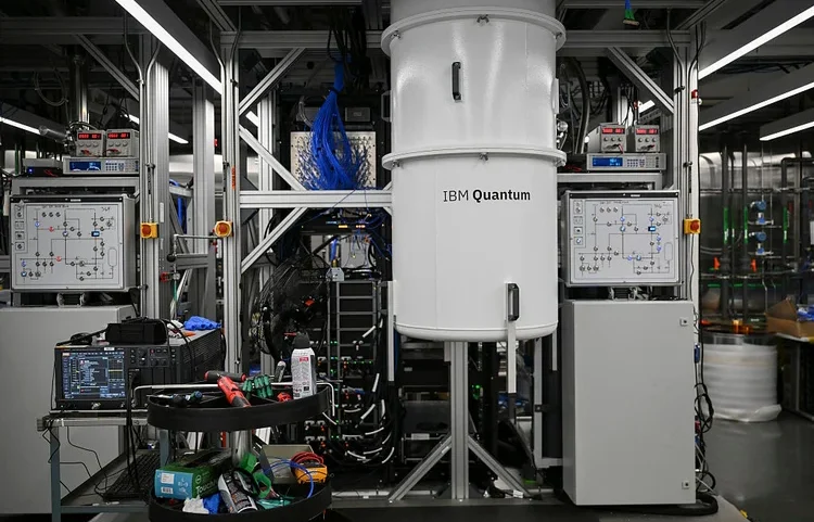Computador quântico da IBM em laboratório da empresa nos Estados Unidos: companhia prevê ampliar uso comercial da tecnologia até 2029 (ANGELA WEISS/Getty Images)