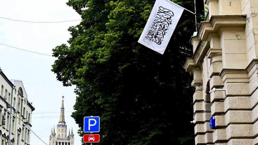 A bandeira usada pelo governo interino do Talibã é vista sobre o prédio da Embaixada do Afeganistão em Moscou, Rússia, no dia 4 de julho de 2025.
