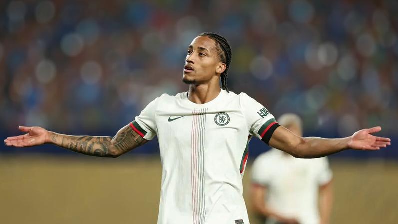 João Pedro jogando pelo Chelsea