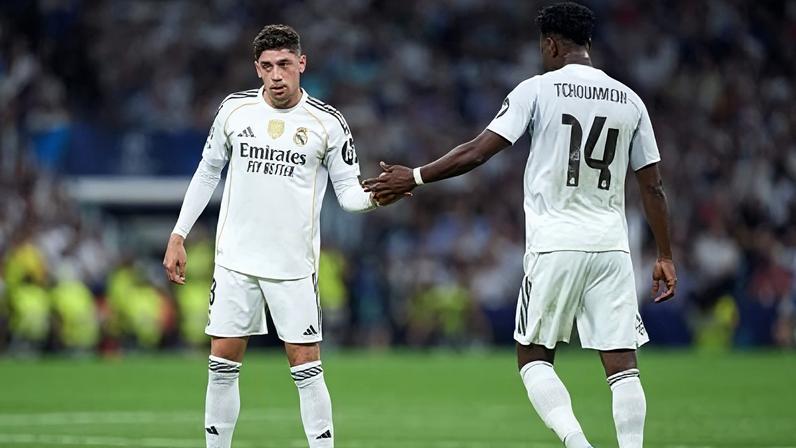Federico Valverde e Aurélien Tchouameni, do Real Madrid, apertam as mãos durante a partida da Champions League 2025/26 contra o Olympique de Marseille