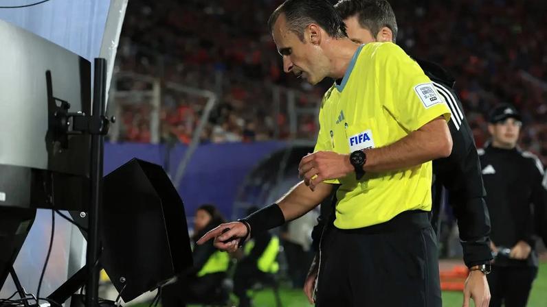 VAR poderá intervir mais a partir da Copa do Mundo (Buda Mendes - FIFA/FIFA/Getty Images)