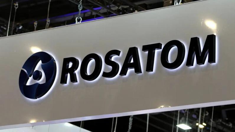Logotipo da Rosatom visto no Fórum Internacional de Gás de São Petersburgo, no Expoforum