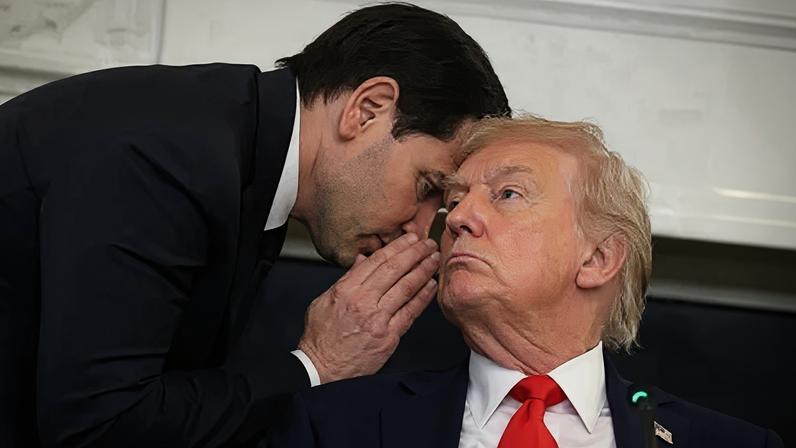 O Secretário de Estado dos EUA, Marco Rubio (à esquerda), conversa com o Presidente dos EUA, Donald Trump, durante uma mesa-redonda na Sala de Jantar de Estado da Casa Branca, em 8 de outubro de 2025, em Washington, DC.