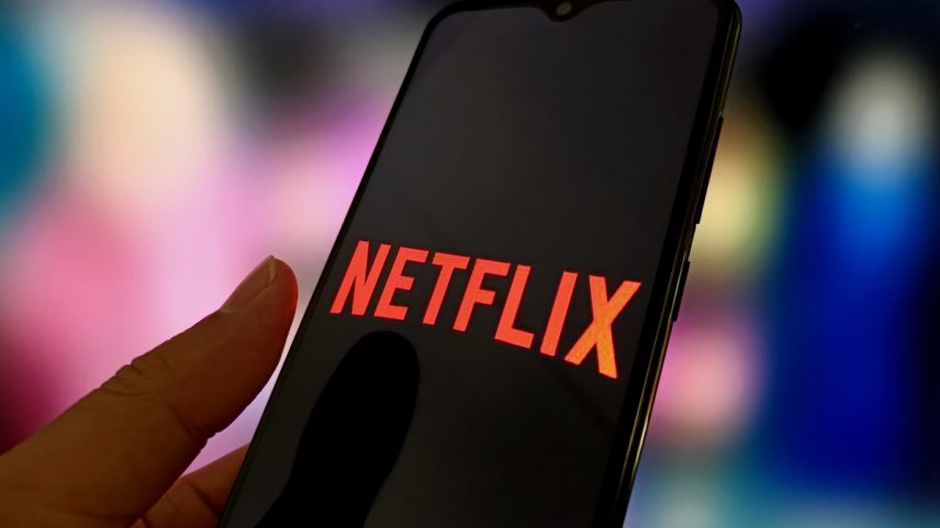 Uma foto ilustrativa mostra o logotipo da Netflix em um smartphone - Metrópoles