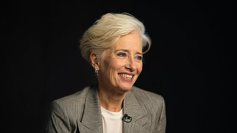 Atriz Emma Thompson apoia iniciativa que combate etarismo contra mulheres no Reino Unido