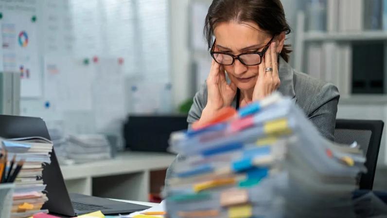 Mudança: ao incluir os riscos psicossociais na NR-1, a norma desloca o foco do indivíduo para a organização do trabalho (Crave tiger/Getty Images)
