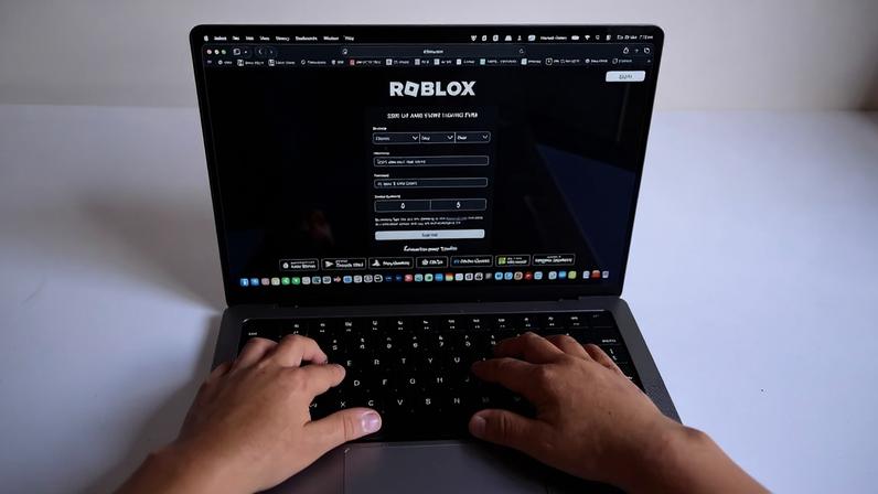 Criança acessa plataforma de jogos online Roblox