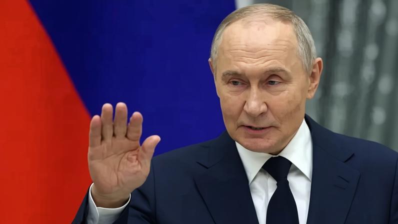 O presidente russo Vladimir Putin gesticula durante uma cerimônia de premiação no Kremlin, em 24 de dezembro de 2025, em Moscou, Rússia. Putin premiou quatro dezenas de artistas, atores, diretores de cinema, empresários e outras personalidades antes das comemorações do Ano Novo de 2025