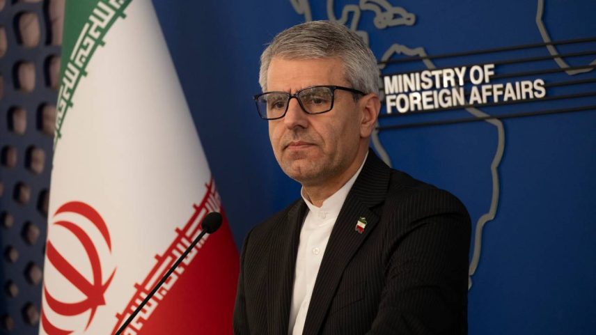 O porta-voz do Ministério das Relações Exteriores do Irã, Esmaeil Baghaei Hamaneh (Morteza Nikoubazl/NurPhoto via/Getty Images)