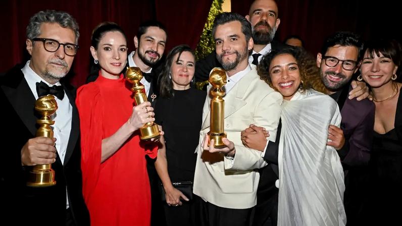 Kleber Mendonça Filho, Emilie Lesclaux, Gabriel Leone, Wagner Moura, Alice Carvalho e Fred Burle no Globo de Ouro (Michael Buckner/2026GG/Penske Media/Getty Images)
