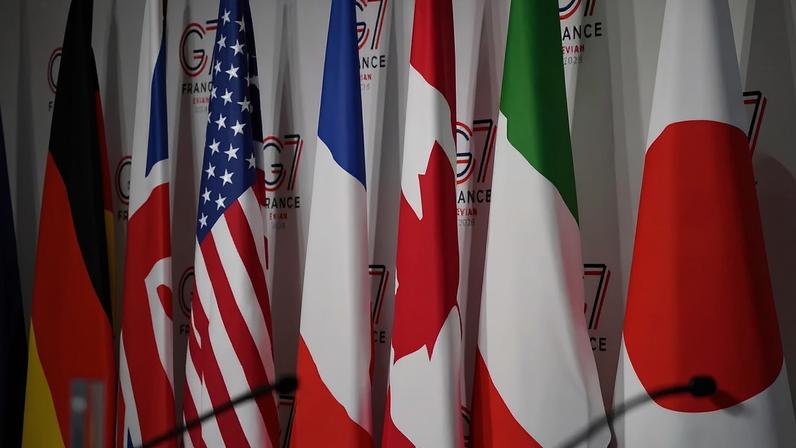 Bandeiras nacionais dos países participantes do G7 antes de uma conferência de imprensa em Paris, França. 03/02/2026 - (Nathan Laine/Bloomberg/Getty Images)