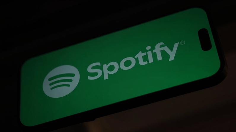 Plataforma havia anunciado anteriormente função para diferenciar artistas reais de IA (Jakub Porzycki/NurPhoto/Getty Images)