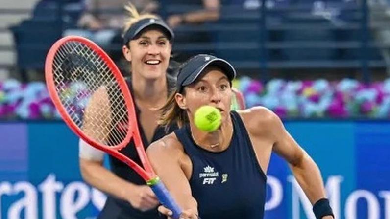Luisa Stefani e Gabriela Dabrowski em ação