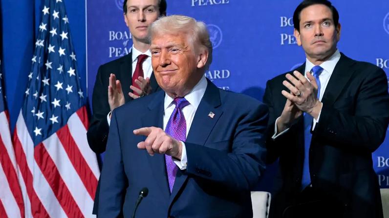 O presidente dos Estados Unidos, Donald Trump, chega para a reunião inaugural do Conselho da Paz no Instituto da Paz, em 19 de fevereiro de 2026, em Washington, DC