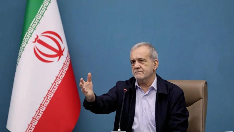 O presidente iraniano Masoud Pezeshkian (Iranian Presidency/Anadolu via/Getty Images)