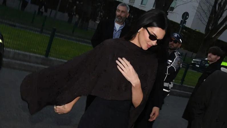 Kendall Jenner: versão midi mais ajustada, como nas passarelas