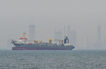 Navio ancorado na costa dos Emirados Árabes Unidos, no Estreito de Ormuz, em Dubai, em 2 de março de 2026