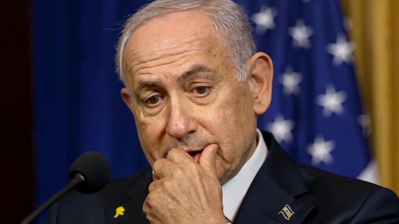 Trump e Netanyahu: o americano busca saída para o fim do conflito, enquanto o israelense prefere pôr lenha na fogueira (Yuri Gripas/Abaca/Bloomberg/Getty Images; Raedle/Getty Images)