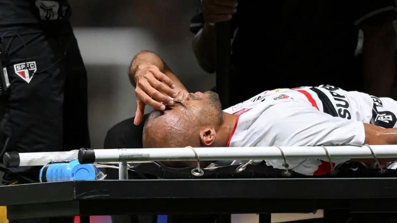Lucas deixou o campo de maca (Pedro Vilela/Getty Images)