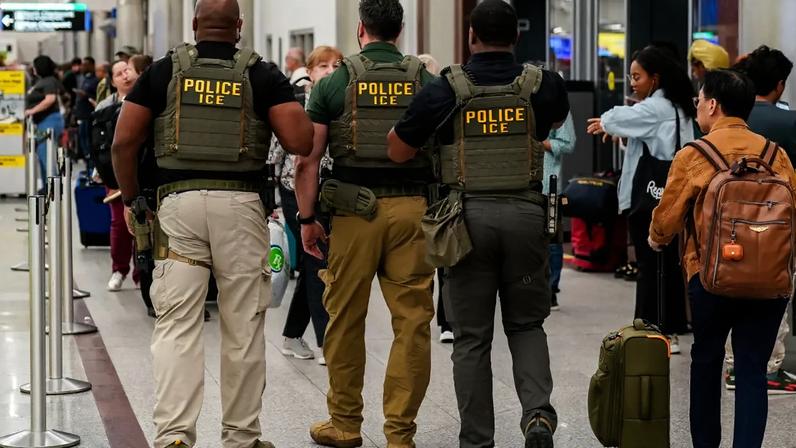Agentes do ICE no Aeroporto Internacional de Atlanta Hartsfield-Jackson, na Geórgia. 23/03/2026 (Elijah Nouvelage/Bloomberg/Getty Images)