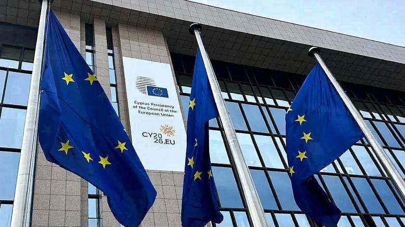Foto de bandeiras da União Europeia hasteadas. (JPix/NurPhoto/Getty Images)