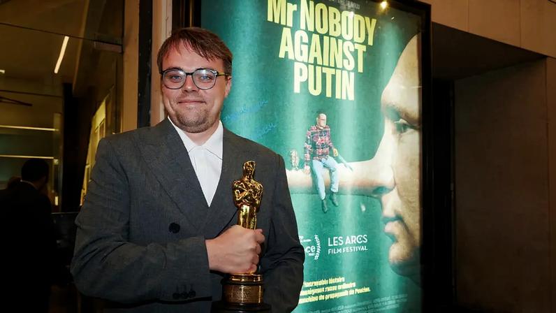 Pavel Talankin com a estatueta de melhor documentário, vencida por ‘Um Zé Ninguém Contra Putin (Contributor/Getty Images)