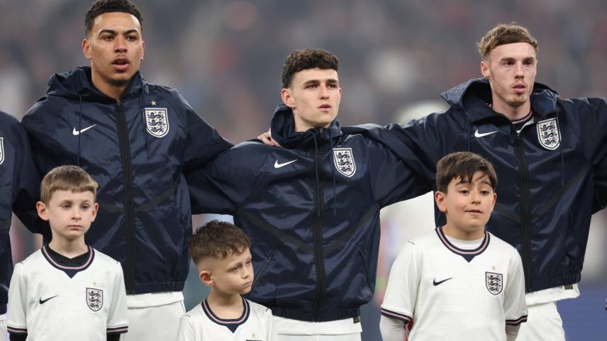 Foden (ao centro) e Palmer (à dir.) estiveram entre os convocados da data Fifa de março pela Inglaterra — não vão para a Copa do Mundo