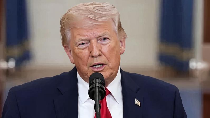 O presidente dos EUA, Donald Trump, discursa no Salão Cruzado da Casa Branca
