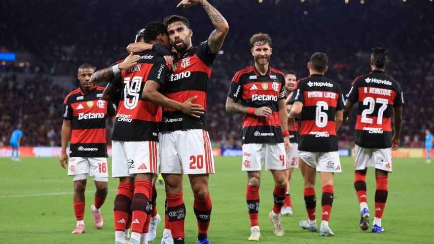 Equipe do Flamengo comemorando um dos gols da partida contra o Santos (Buda Mendes/Getty Images)