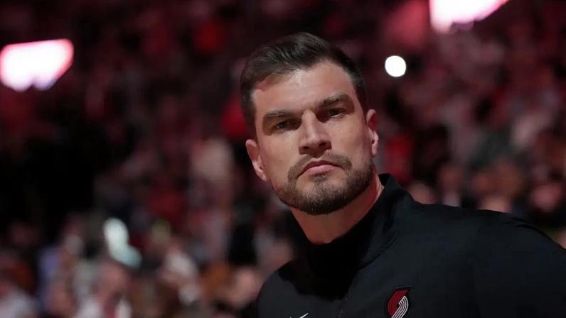 O técnico Tiago Splitter, do Portland Trail Blazers, observa o jogo contra o Los Angeles Clippers no Moda Center, em 10 de abril (Soobum Im/Getty Images)