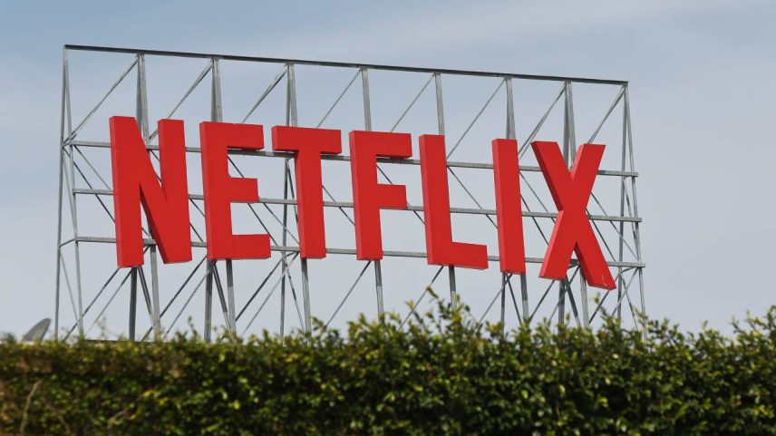 O logotipo da Netflix é visto no telhado de um prédio comercial em Los Angeles, Califórnia, em 16 de abril de 2026 (Michael Yanow/NurPhoto via/Getty Images)