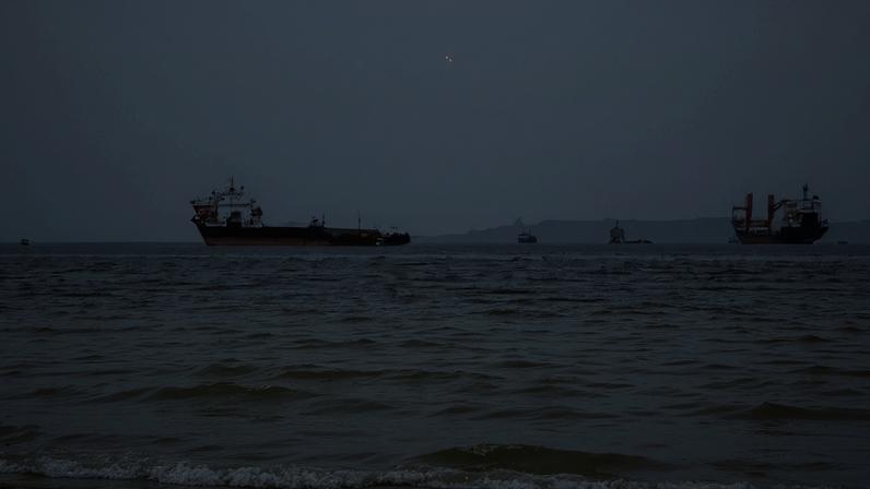 Navios ancorados perto da costa iraniana em Bandar Abbas, no sul do Irã, cidade portuária localizada no Golfo Pérsico e no Estreito de Ormuz. 22/04/2026 - (Stringer/Getty Images)