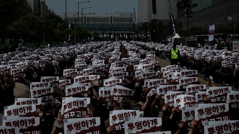 Dezenas de milhares de funcionários sindicalizados da Samsung Electronics Co. participam de um protesto em frente ao campus da Samsung Electronics em Pyeongtaek, Coreia do Sul, em 23 de abril de 2026. O sindicato está realizando um grande protesto hoje, seguido por uma greve de 21 de maio a 7 de junho. Os trabalhadores sindicalizados afirmam que a gigante da tecnologia pode perder até US$ 20,3 bilhões em lucros somente neste ano, caso a paralisação ocorra conforme planejado. (Getty Images)