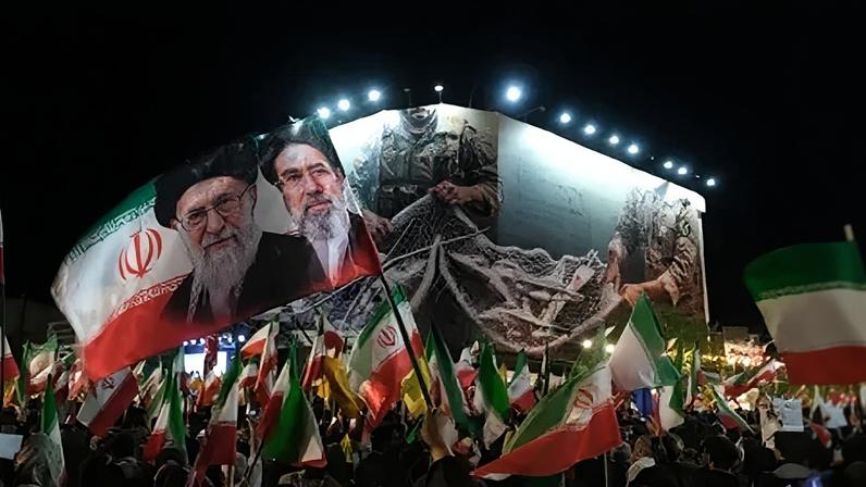 Bandeiras do líder supremo do Irã, Mojtaba Khamenei, e seu pai, o aiatolá Ali Khamenei, na Praça da Revolução, em Teerã